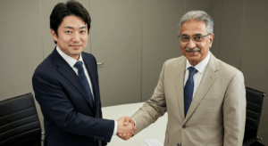 握手をしている日本人とインド人のビジネスマン